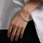 2人にフィットするシルバーチェーン