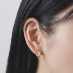 上質な輝きをまとえるフープピアス