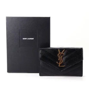SAINT LAURENT／サンローラン モノグラム スモール エンベロープウォレット（グレイン ド プードル／エンボスレザー）
