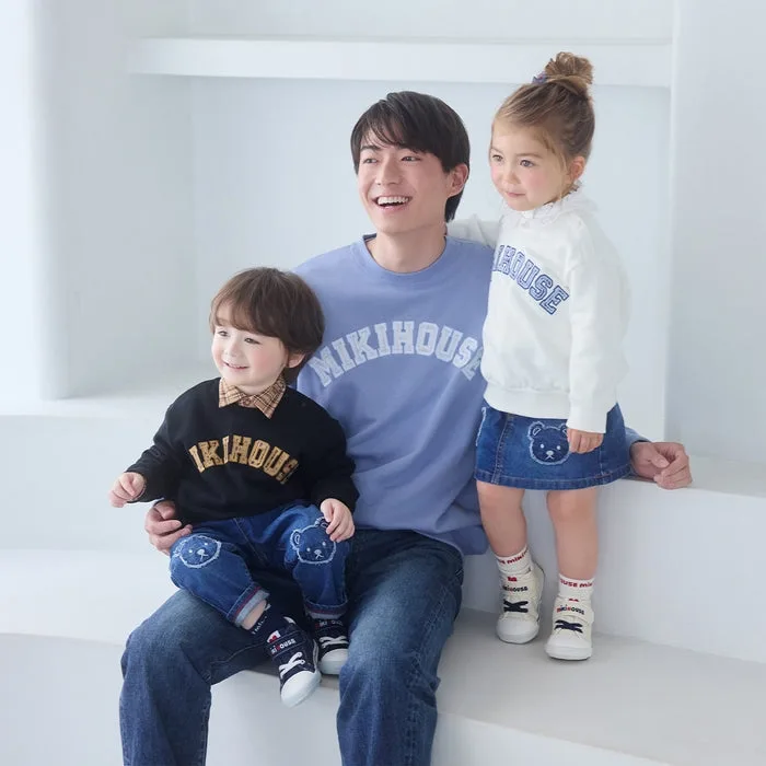 親子で洗練スタイルに!カレッジロゴトレーナー