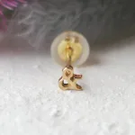 2人の絆を結びつける「＆」ピアス