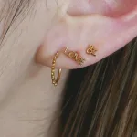 2人の絆を結びつける「＆」ピアス