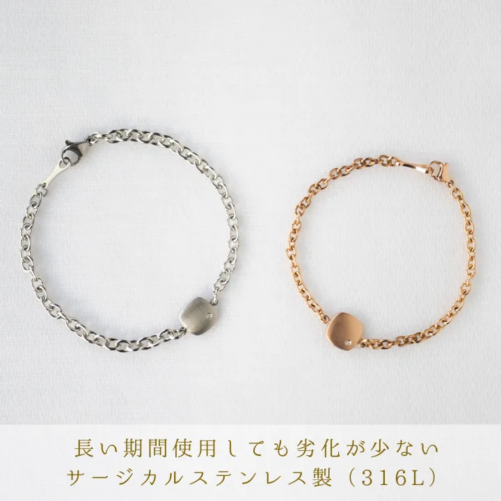 つけっぱなしOK！やさしい表情のスクエアプレートブレスレット