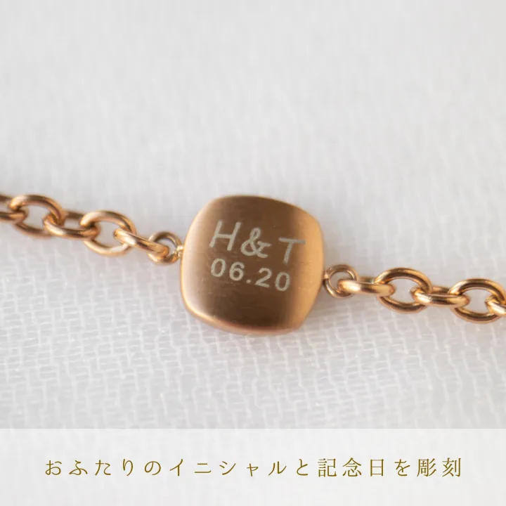 つけっぱなしOK！やさしい表情のスクエアプレートブレスレット