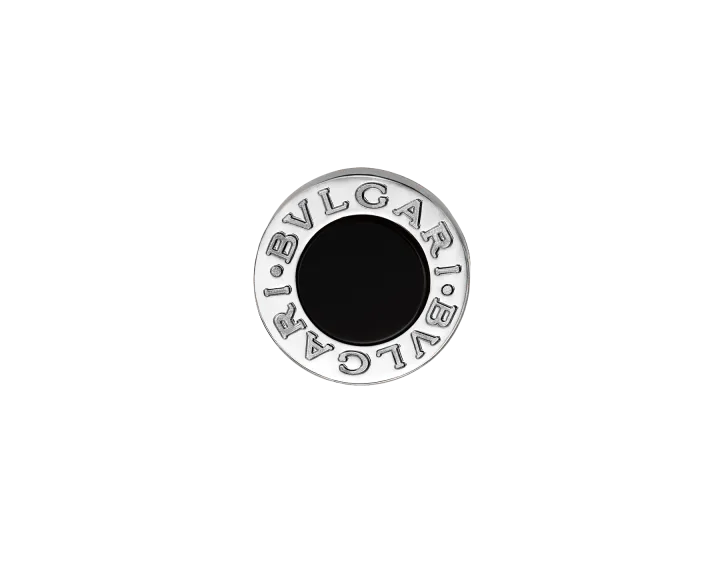 耳元にオニキスのアクセント「ダブルロゴピアス」