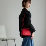 コーデのワンポイントになるミニバッグ
