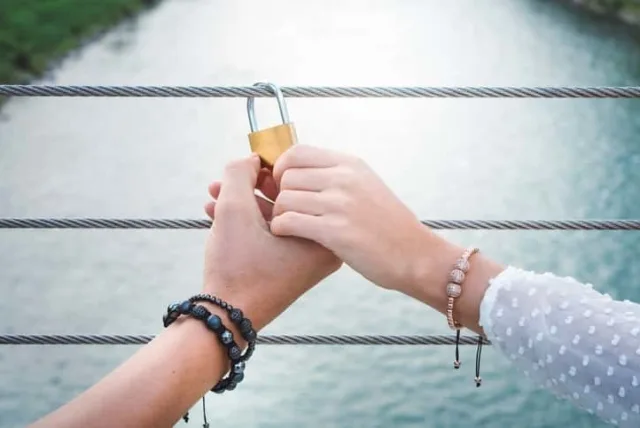 ペアバングルおすすめブランド14選！カップルの愛が深まる人気アイテムをご紹介