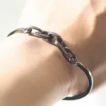 絆を思わせるホースシューの鎖