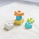 角度のあるブロックで”曲がったタワー”も作れる