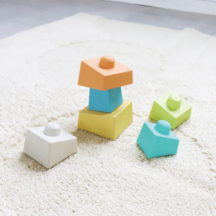 角度のあるブロックで”曲がったタワー”も作れる