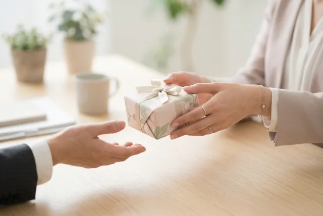 退職する側から贈るプレゼント!個別で渡せる500円〜1,000円以内のプチギフト21選
