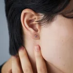 表情を大人っぽく演出できるシンプルピアス