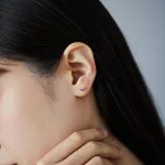 表情を大人っぽく演出できるシンプルピアス