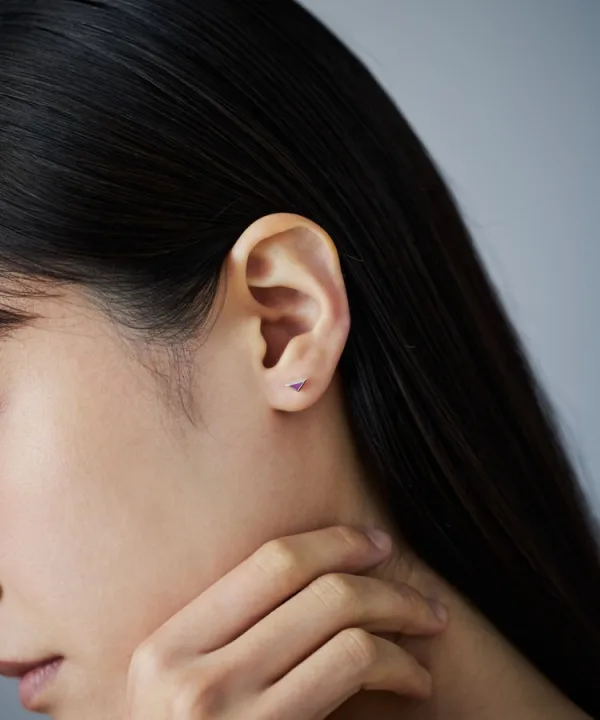 表情を大人っぽく演出できるシンプルピアス