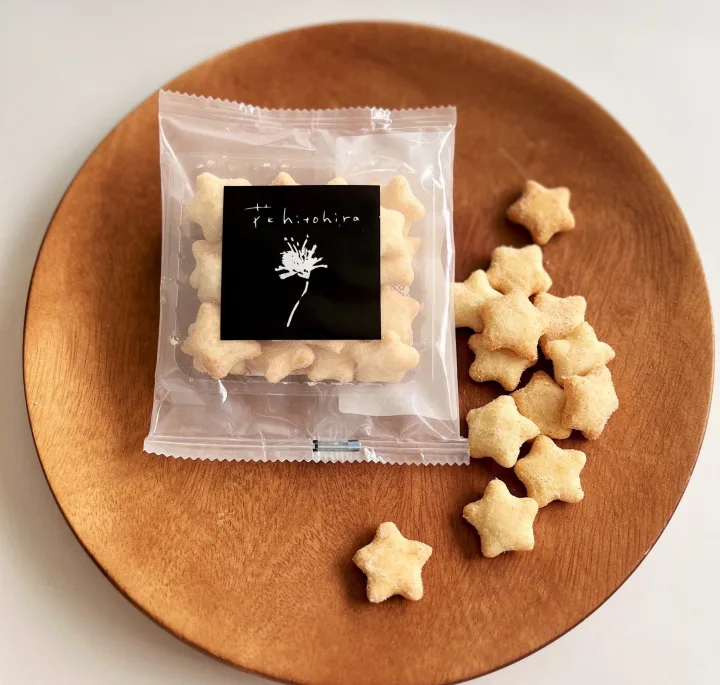デンマークチーズをまとった星型ひとくちせんべい