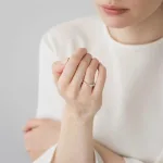 ピンクゴールドがアクセント！きれいに魅せてくれるカーブデザイン