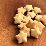 デンマークチーズをまとった星型ひとくちせんべい