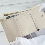 エレガントなカラーに魅せられる「二つ折り財布」